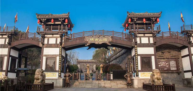 男孩游乐场误食玩具沙 被女子及时制止 拍摄者:担心沙子有毒